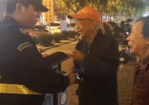 長(cháng)興島宗保治安巡邏，撿到手機，及時(shí)歸還失主