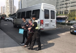 關(guān)愛(ài)老人，從我做起----陸家嘴城管隊員幫扶重陽(yáng)節聚餐老人