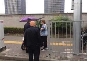 伸出援手，大愛(ài)無(wú)疆，宗保北蔡市容項目隊員救助暈倒女子