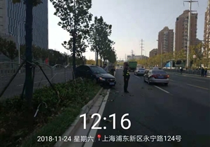 路見(jiàn)交通事故，幫忙維持秩序 --金橋輔警項目協(xié)助維持交通秩序