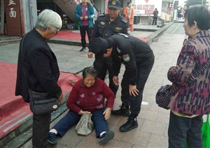 七旬老人摔倒，熱心特保伸援手 --惠南市容項目救助受傷老人