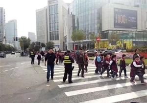 要幫助 找特保 全力服務(wù)保障安全 --陸家嘴梅園項目護送小朋友過(guò)馬