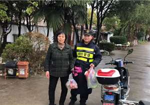 迷路老人神情慌，宗保特保來(lái)幫忙 --長(cháng)興島項目將迷路老人送回家