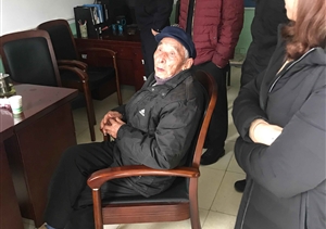 老人迷路求幫助，宗保隊員來(lái)幫助 --惠南市容把迷路老人送回家