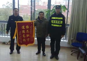 心急如焚孩子走失  感激涕零特保找回 --三林市容項目找回走失小孩