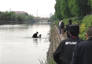 有驚無(wú)險！宗保特保勇救跳河輕生女子 --張江輔警隊員勇救跳河輕生