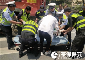 路遇交通事故，特保出手相助----閑林項目救助車(chē)禍傷者