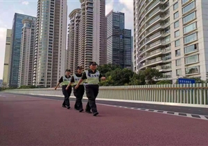 堅守中秋小長(cháng)假  方便游客你我他 ——陸家嘴綜合管理項目隊員中秋