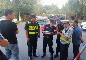 大爺騎車(chē)摔倒  保安緊急施救 ——臨平市容隊員巡邏途中緊急救助摔