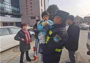 路遇迷途小朋友，輔助隊員護安全 ——周浦輔警項目隊員幫助走失孩