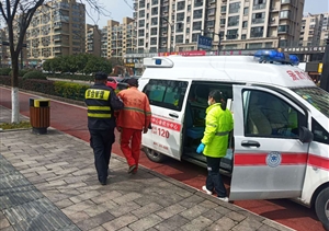 老人昏倒在地，扶還是不扶？民泰保安給出溫暖堅定的答案 ——浙江