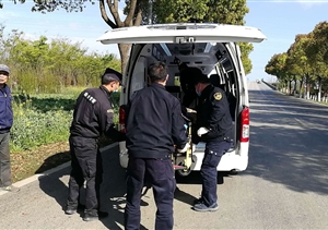 執勤途中遇見(jiàn)車(chē)禍  義不容辭出手相助 ——宗保公司駐金山衛市容項