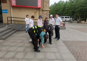 老人踩空臺階摔倒  保安聞?dòng)嵹s來(lái)施救 ——宗保公司駐長(cháng)興島市容項