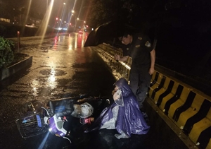 深夜里，暴雨中你的舉動(dòng)令人稱(chēng)贊 ——宗保公司駐周浦市容項目負責