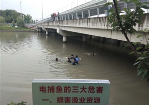 河道驚現溺水男  忘我跳河急施救--閔行交通輔警項目隊員緊急跳河