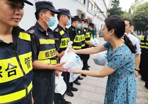 甲方慰問(wèn)到一線(xiàn) 情系員工暖人心——楊思社區領(lǐng)導慰問(wèn)宗保公司駐三