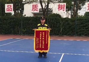 失主醉酒大意丟手機  隊員發(fā)現歸還獲贊譽(yù)——周浦市容項目隊員撿