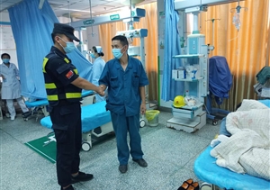 女孩暈倒不省事 隊員施救解其?！h市容項目隊員救助暈倒女孩