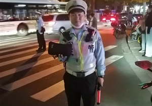 閔行虹橋交管輔警隊員撿到女士手包