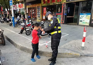 路遇走散兒童  輔警熱心幫助--周浦市容隊員幫助走散兒童