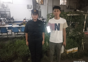 撿到手機等無(wú)果   主動(dòng)上交還失主--新場(chǎng)輔警項目隊員撿到一部黑色