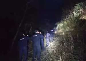 五保老人深山走失 隊員連夜進(jìn)山尋找 —湯口項目隊員連夜進(jìn)山搜尋