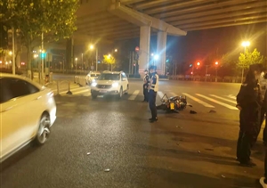 巡邏途中遇車(chē)禍 積極救助獲表?yè)P —金橋輔警項目隊員救助車(chē)禍傷者