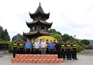 黃山區城市管理行政執法局局長(cháng)慰問(wèn)宗保隊員