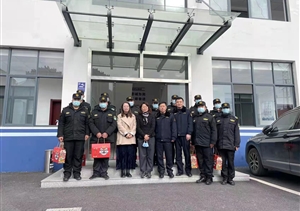 金山衛鎮工會(huì )主席慰問(wèn)宗保隊員