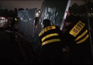 擋板倒塌存隱患 員工清除保通行—浙江民泰員工及時(shí)清整路邊倒塌擋