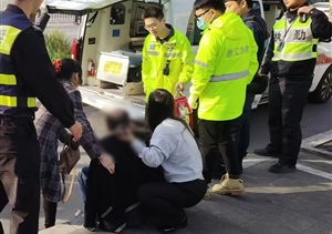 男士低血糖暈倒在地 員工救助及時(shí)脫離險情——浙江民泰公司員工救